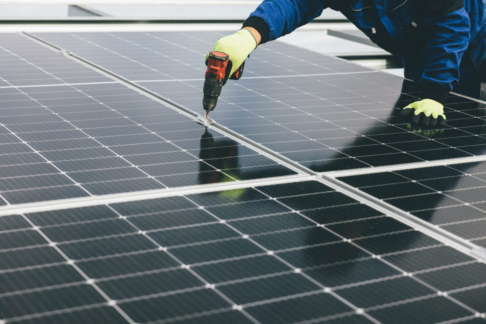 DD Building Technology Solutions — professional solar panel installation